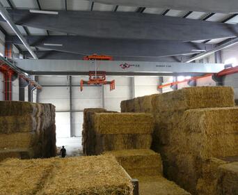Reference Dopravníky pro přepravu balíků slámy do kotle na biomasu