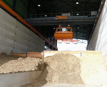 Reference: Drapákový manipulátor pro přepravu dřevní štěpky - Dalkia Sviadnov